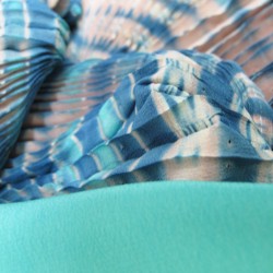 Long pleated scarf in 100% silk crepe de chine, multicolored.