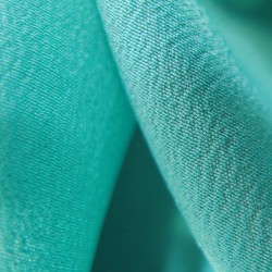 Longue écharpe plissée en crêpe de chine 100% soie, multicolore.