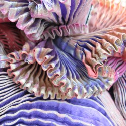 Écharpe plissée plicatwill multicolore en twill de soie fabriquée par sophie guyot atelier d'art et soieries à Lyon