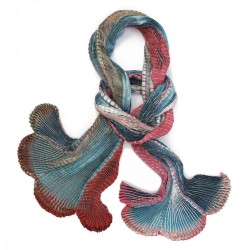Écharpe plissée plicatwill multicolore en twill de soie fabriquée par sophie guyot atelier d'art et soieries à Lyon France