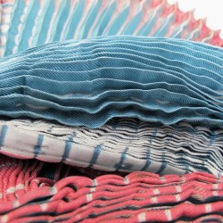 Écharpe plissée plicatwill multicolore en twill de soie fabriquée par sophie guyot atelier d'art et soieries à Lyon France