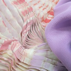 Longue écharpe plissée en crêpe de chine 100% soie multicolore.