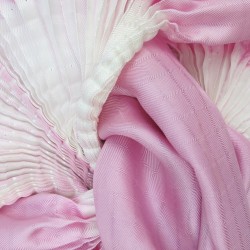 Short pleated scarf minipli two tones in silk twill, tie and dye by sophie guyot silk designer in Lyon France