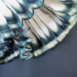 Écharpe bouplibou midi bicolore en twill de soie plissé, fabriquée par sophie guyot soieries à Lyon en France