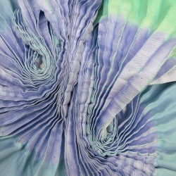 Foulard court plissé minipli multicolore en twill de soie quadrillé, fabriqué par sophie guyot soieries à Lyon en France