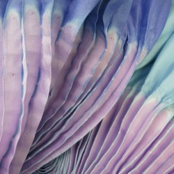 Maxi stole plissenpli, pleated silk twill, dyed and made by sophie guyot silks in Lyon France