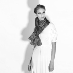 Maxi stole plissenpli, pleated silk twill, dyed and made by sophie guyot silks in Lyon France