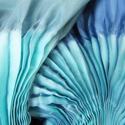 Maxi stole plissenpli, pleated silk twill, dyed and made by sophie guyot silks in Lyon France