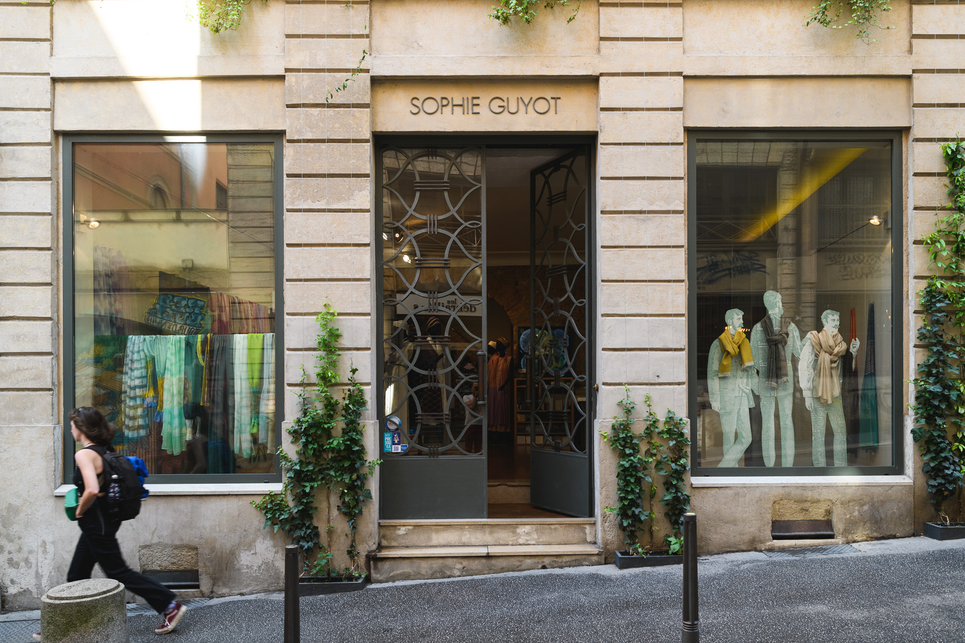Bienvenue 2024 ! Nous vous accueillons dans notre atelier de création d'accessoires en soie situé au coeur du quartier des pentes de la croix-rousse à Lyon.